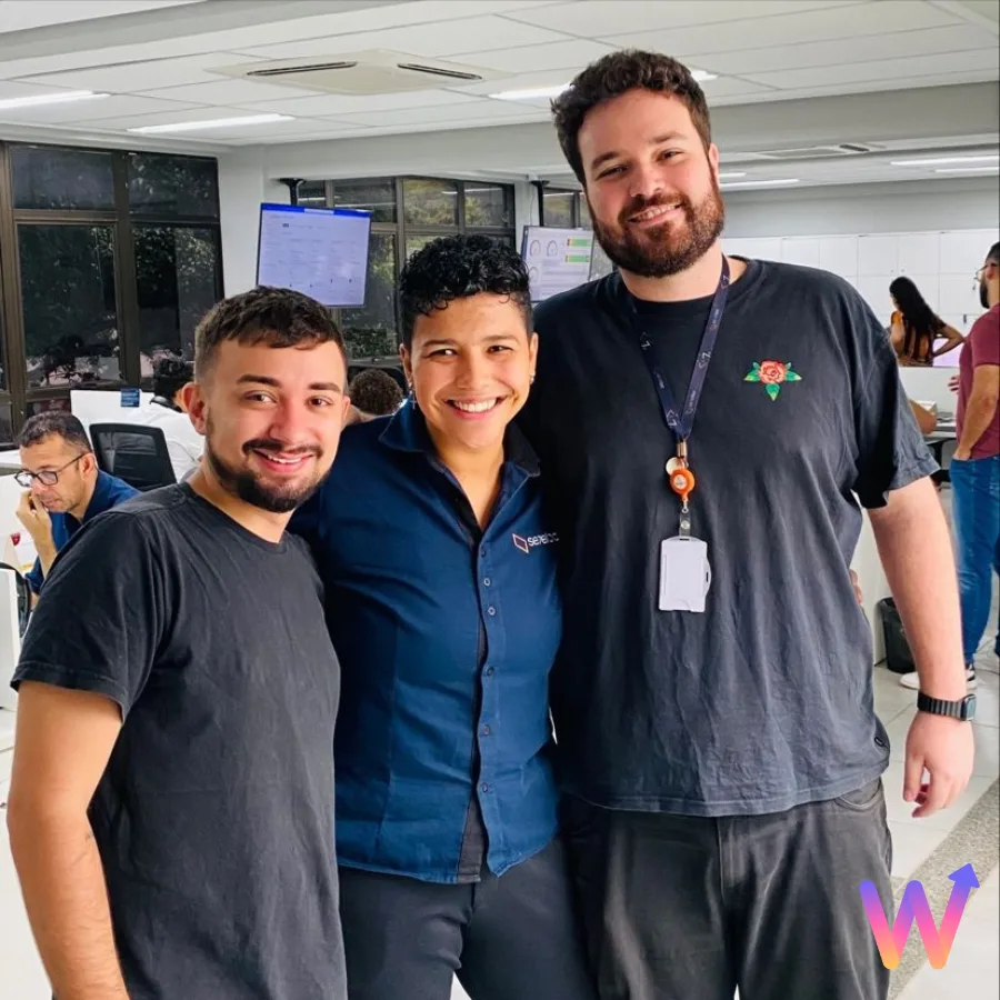 Equipe WeaTech trabalhando em soluções de tecnologia