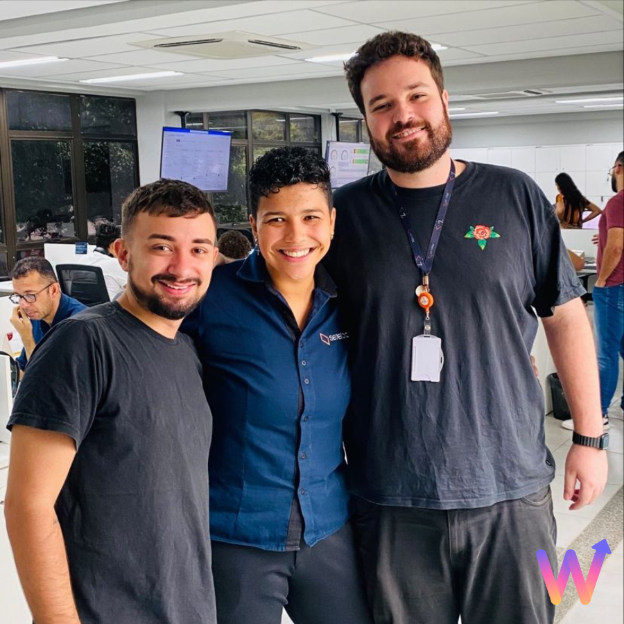 Equipe WeaTech trabalhando em soluções de tecnologia